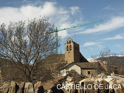Castiello de Jaca. Es uno de los puntos principales del Camino de Santiago aragonés. Ubicado en la parte inferior del Alto Valle del Aragón (921 m. de altitud), la iglesia románica de San Miguel y su entorno constituyen el eje de su trascendencia histórica.