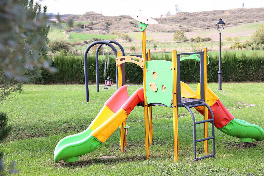 Parque infantil, destacan dos toboganes