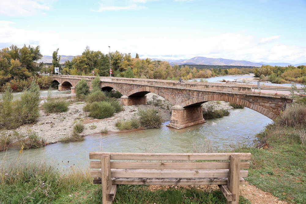 Rio y puente desde un paseo con bancos