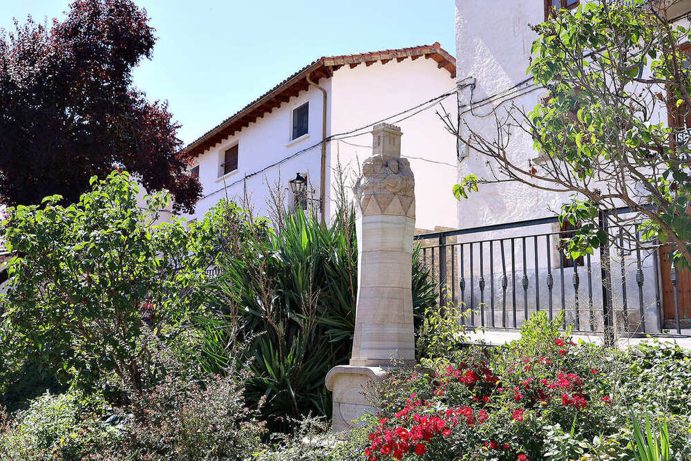 Estatua de piedra en jardín
