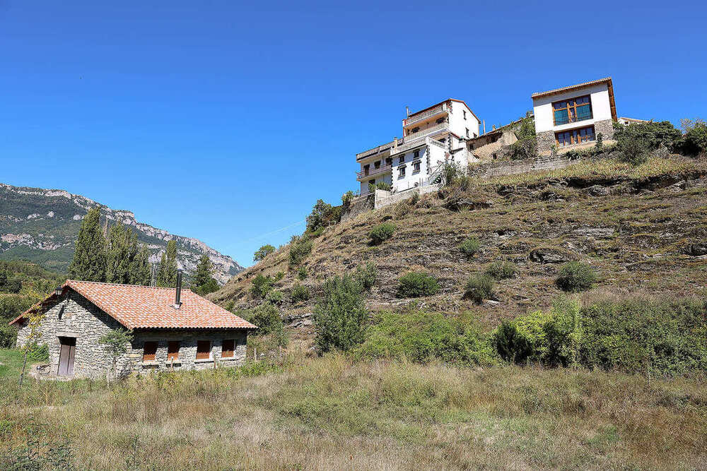 Parte trasera del pueblo desde lo bajo de la colina en la que se encuentra