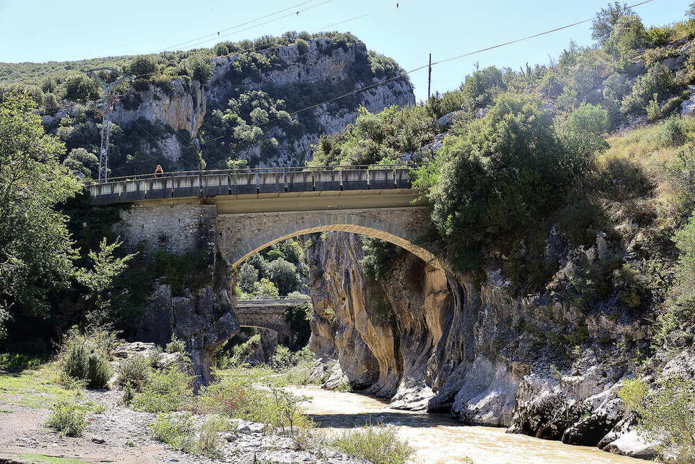 Puente sobre rio