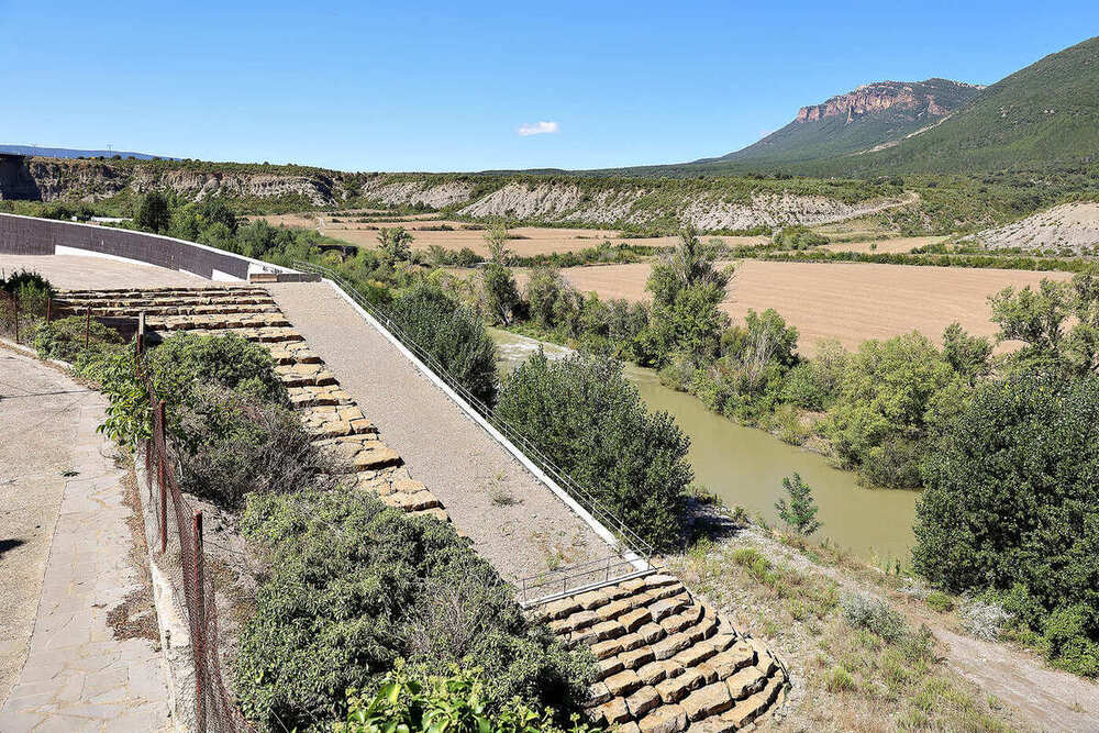 Escalera de piedra y campos que rodean al pueblo