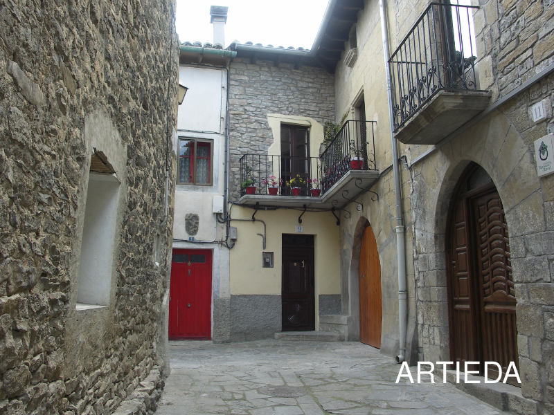 Artieda se encuentra situada en lo alto de una pequeña colina en la margen izquierda del rio Aragón. Su perfll es tan inconfundible como atrayente y se entorno esta inevitablemente unido al Pantano de Yesa, inaugurado en 1959. Desde el pueblo se divisa una panorámica única de la cola del embalse, que acapara el horizonte más occidental. Pese a que pertenece a la provincia de Zaragoza, Artieda ha formado parte históricamente de la comarca de la Jacetania.