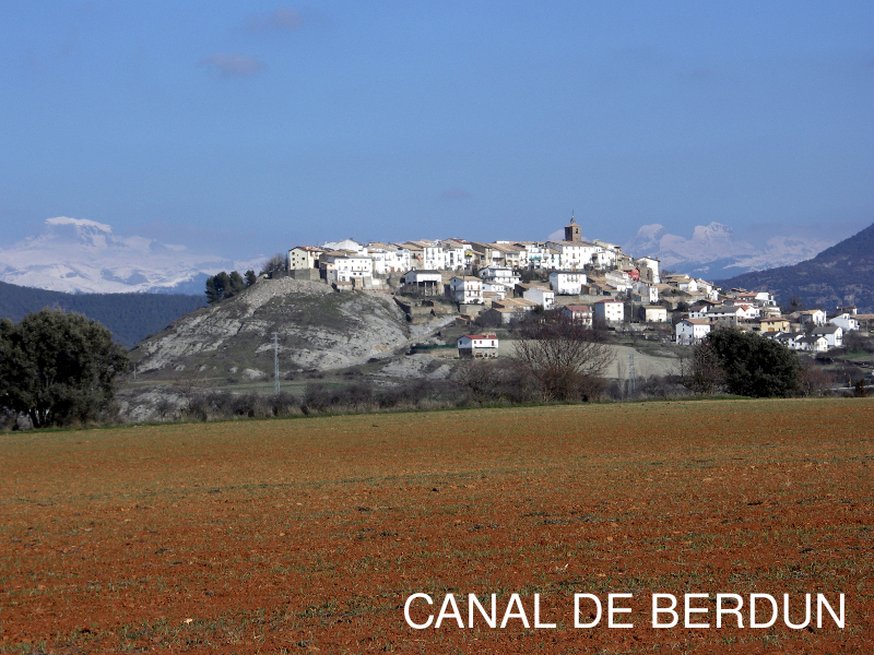 Es uno de los pueblos aragoneses con un perfil más reconocible. Asentado en la cima de un cerro en sentido longitudinal, ejerce de capital del municipio de la Canal de Berdún (formado también por Martes, Biniés, Villarreal de la Canal y Majones), y está situado a 688 metros de altitud. 