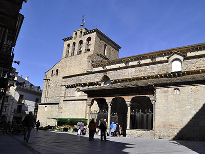 Jaca (820 m. de altitud y 12.000 habitantes), es la capital de la comarca de la Jacetania, territorio histórico que se extiende sobre la vertiente noroccidental de Aragón. 
