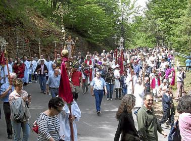 En el siglo XI y primera mitad del XII especialmente el Monasterio de San Juan de La Peña se convirtió en uno de los centros que atrajo las preferencias del hombre medieval aragonés. A la par de la importancia de este centro en cuanto a las reformas religiosas que se iban implantando está su relación a las peregrinaciones a Compostela. Este centro estaba situado a pocos kilómetros del Camino que desde Somport y Jaca cruzaban el Altoaragón para adentrarse en Navarra pero la ascensión al mismo era costosa, por una estrecha senda. 