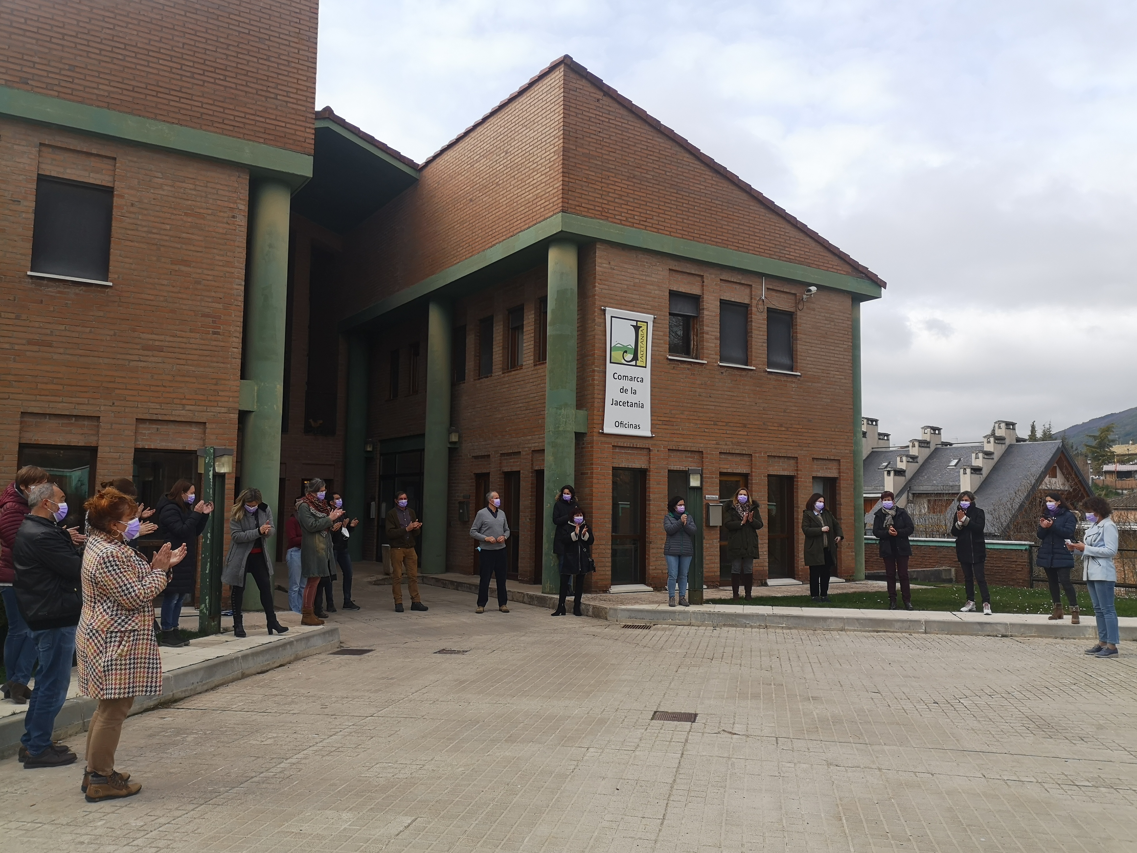 Concentración y lectura del manifiesto del 8M en la sede de la Comarca
