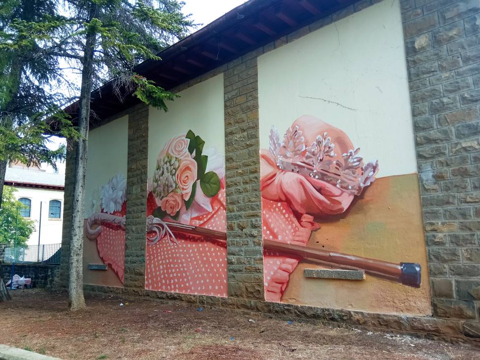 El Camino de Santiago y el pueblo gitano, en el nuevo mural de Marta Lapeña en Jaca