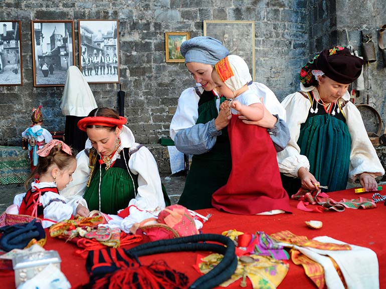 El traje tradicional de Ansó inspirará a diseñadores gracias a un proyecto europeo de innovación