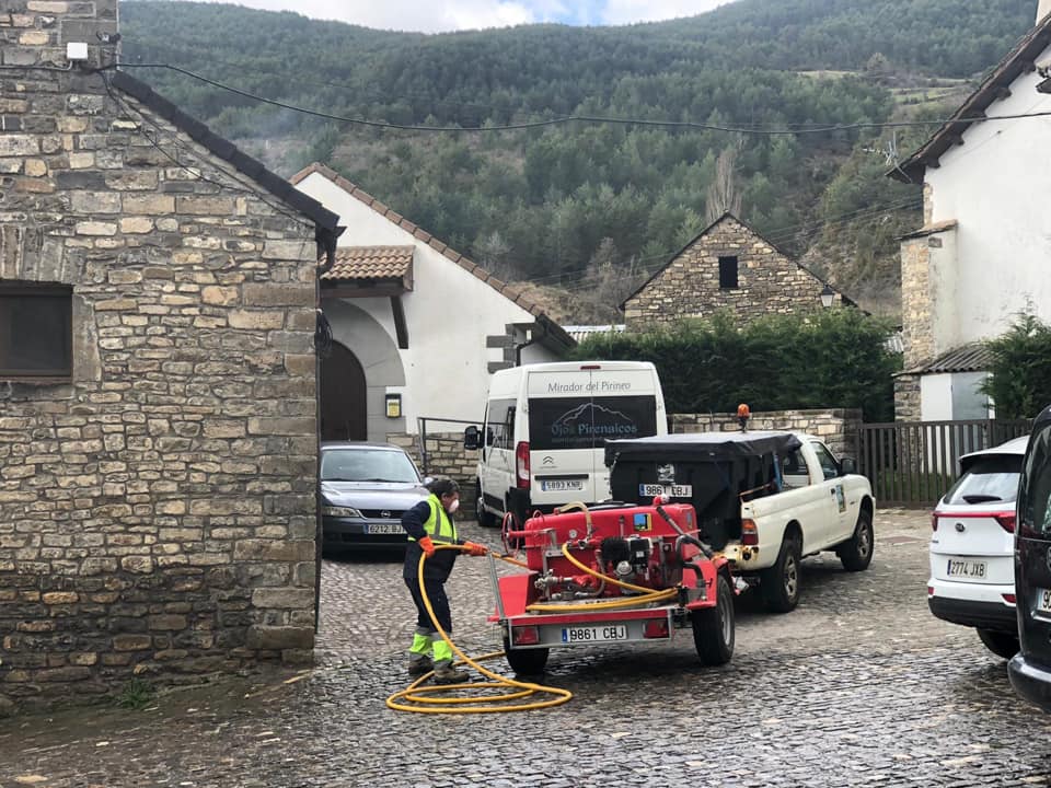 La Comarca de la Jacetania colabora en la desinfección de espacios públicos de los pueblos