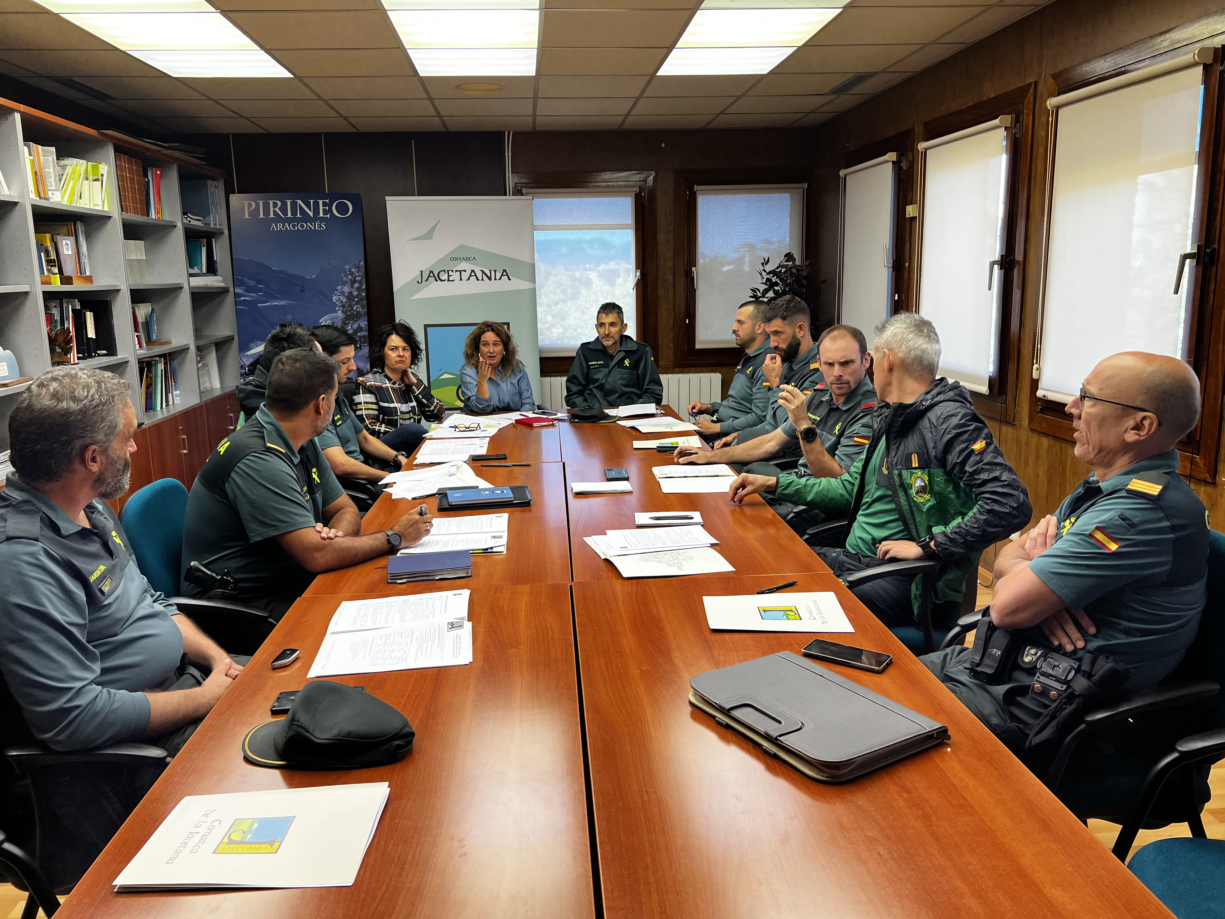 La Comarca de la Jacetania y los puestos de la Guardia Civil del territorio se reúnen para afrontar el problema de las acampadas en la montaña