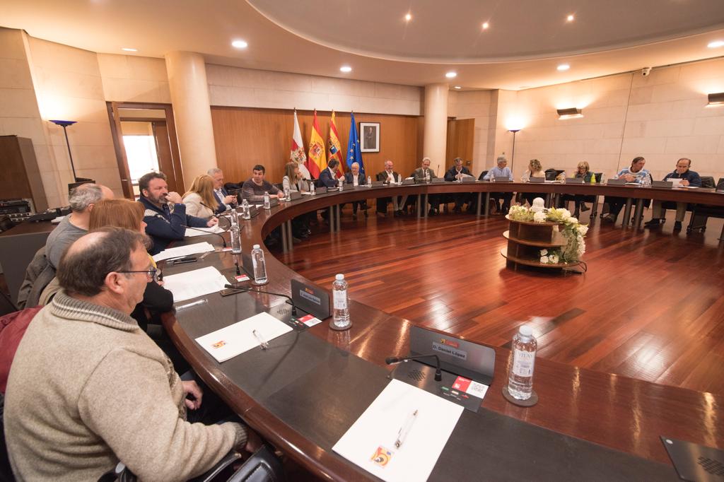 Reunión de DPH, comarcas, ayuntamientos y empresarios sobre la unión de estaciones de esquí