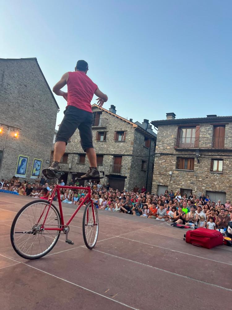 Imagen Jacetania Circus: la magia y las acrobacias toman Borau y Villanúa