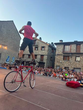 Imagen Jacetania Circus: la magia y las acrobacias toman Borau y Villanúa